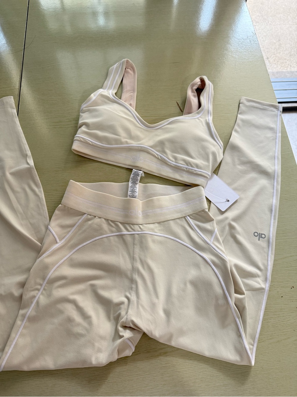 ALO Yoga Cream Seamless Sports Bra and Leggings Set with White Piping